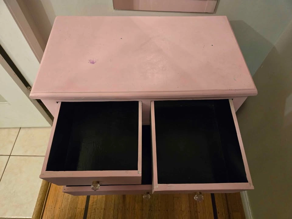 Pink dresser for young child - photo 4