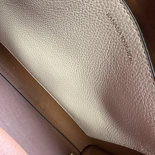 Banana Republic Genuine Leather Tote Bag (brand new) image indicator(3)