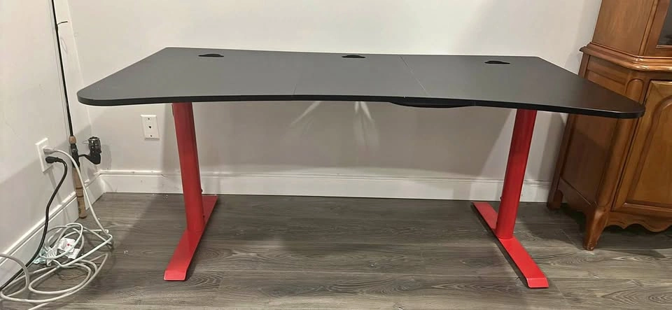 Arozzi Arena Gaming Desk – Black & Red