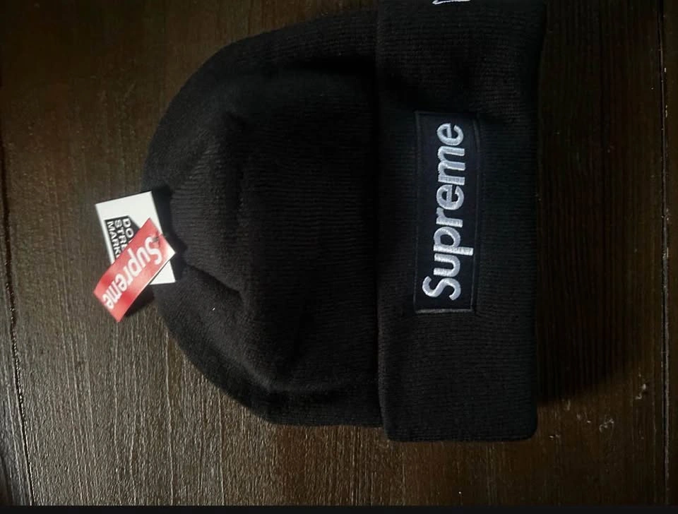 Supreme beanies selling in bulk - photo 3