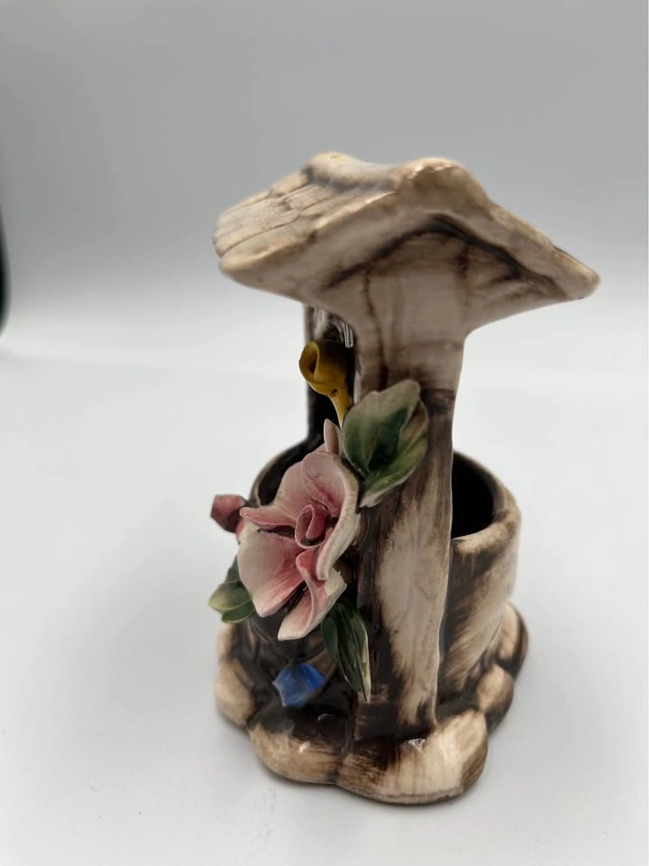 Vintage Nuova Capodimonte Porcelain Wishing Well Figurine - photo 3