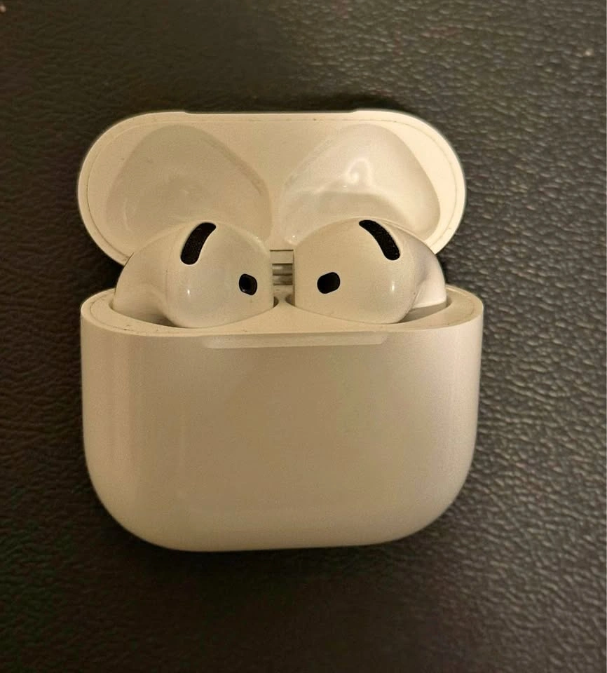 Apple AirPods 4 + Charging Case