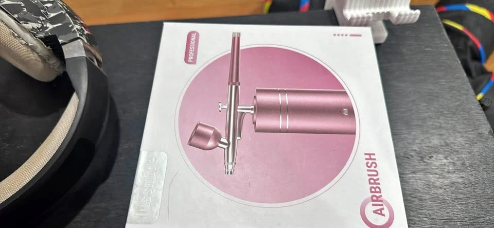 Airbrush and compressor for painting