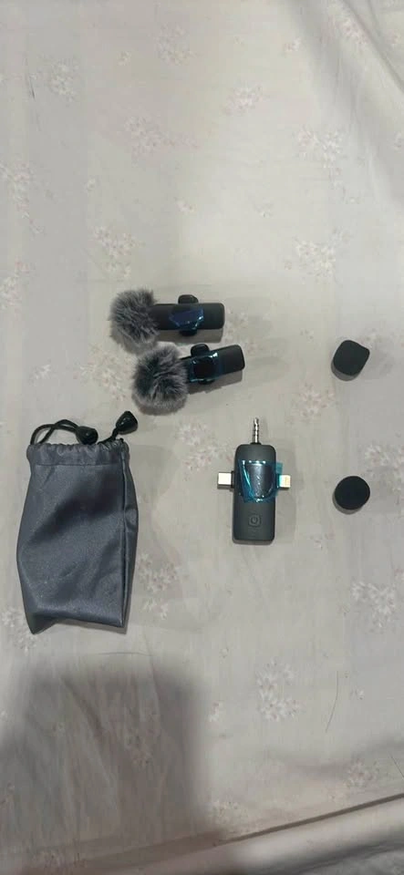 Wireless microphone set