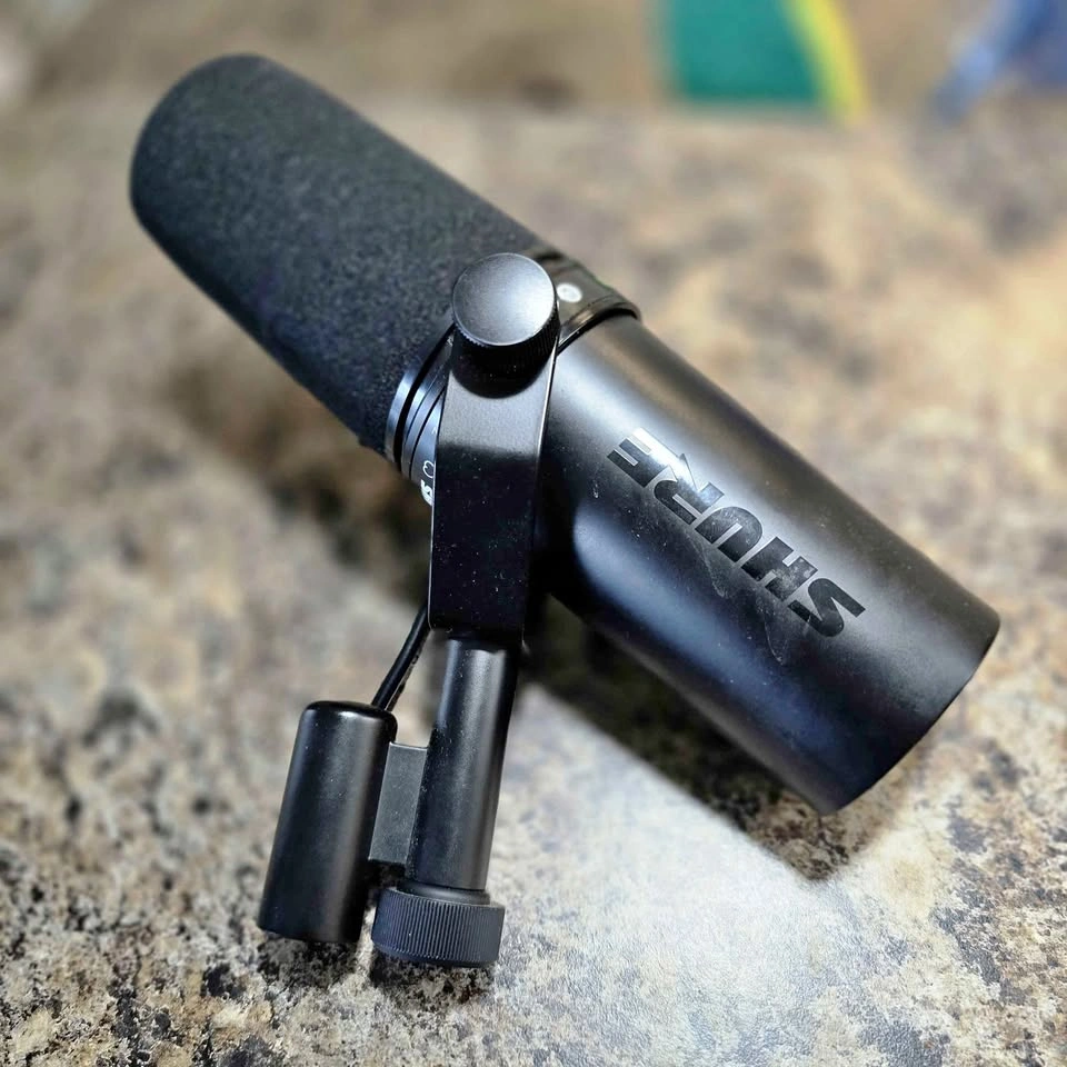 Shure SM7dB Dynamic Studio Microphone with Built-in Preamp