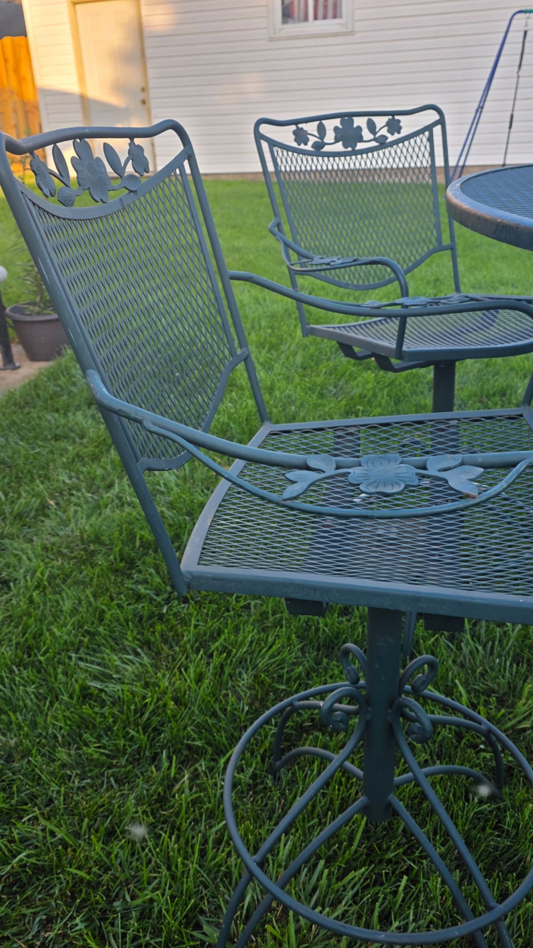 Woodard style wrought iron bar height table and chairs - photo 4