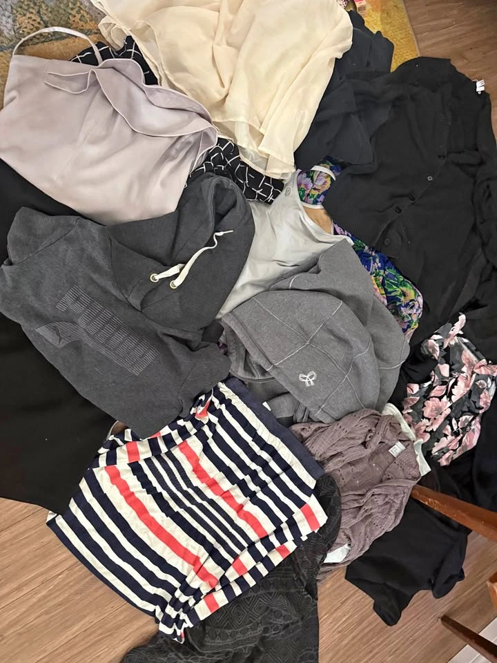 Woman’s size small- medium clothes lot
