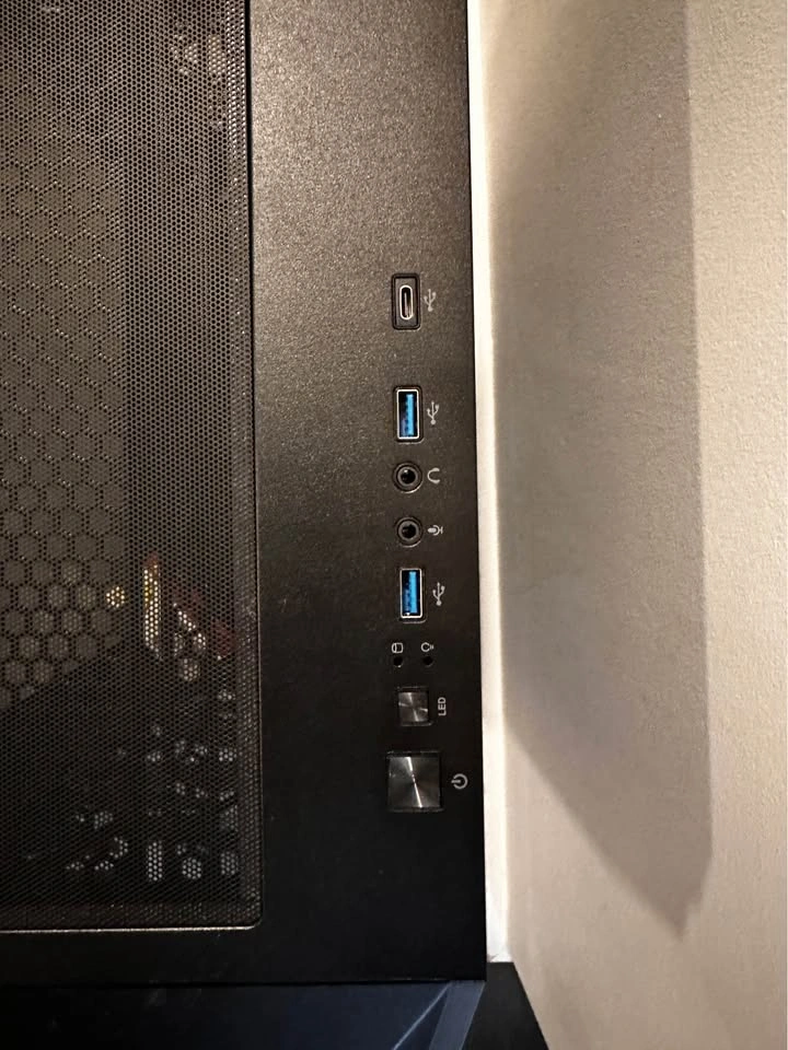 Gigabyte C301 Glass V2 ATX Mid-Tower PC Case - photo 3