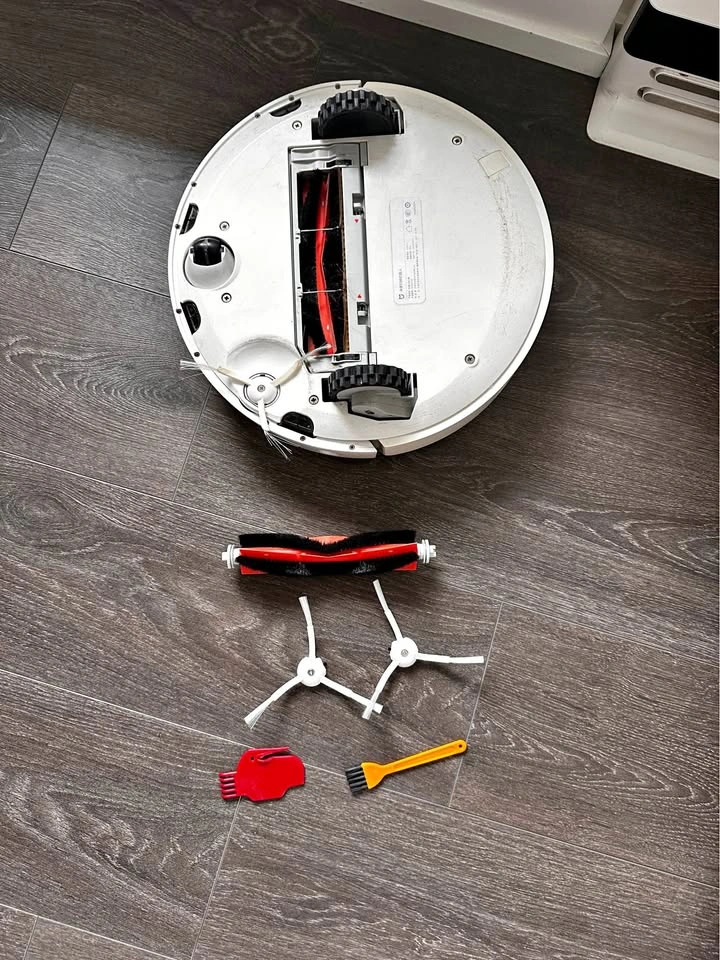 Xiaomi Mi Robot Vacuum (1st Gen) + Spare Parts – Fair Condition