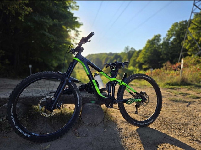 GIANT Reign Advanced carbon fiber mountain bike