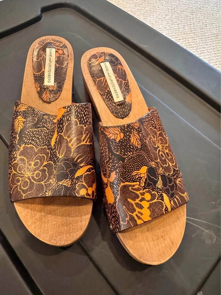 Diane Von Furstenberg Wooden & Floral Leather Clogs size 8