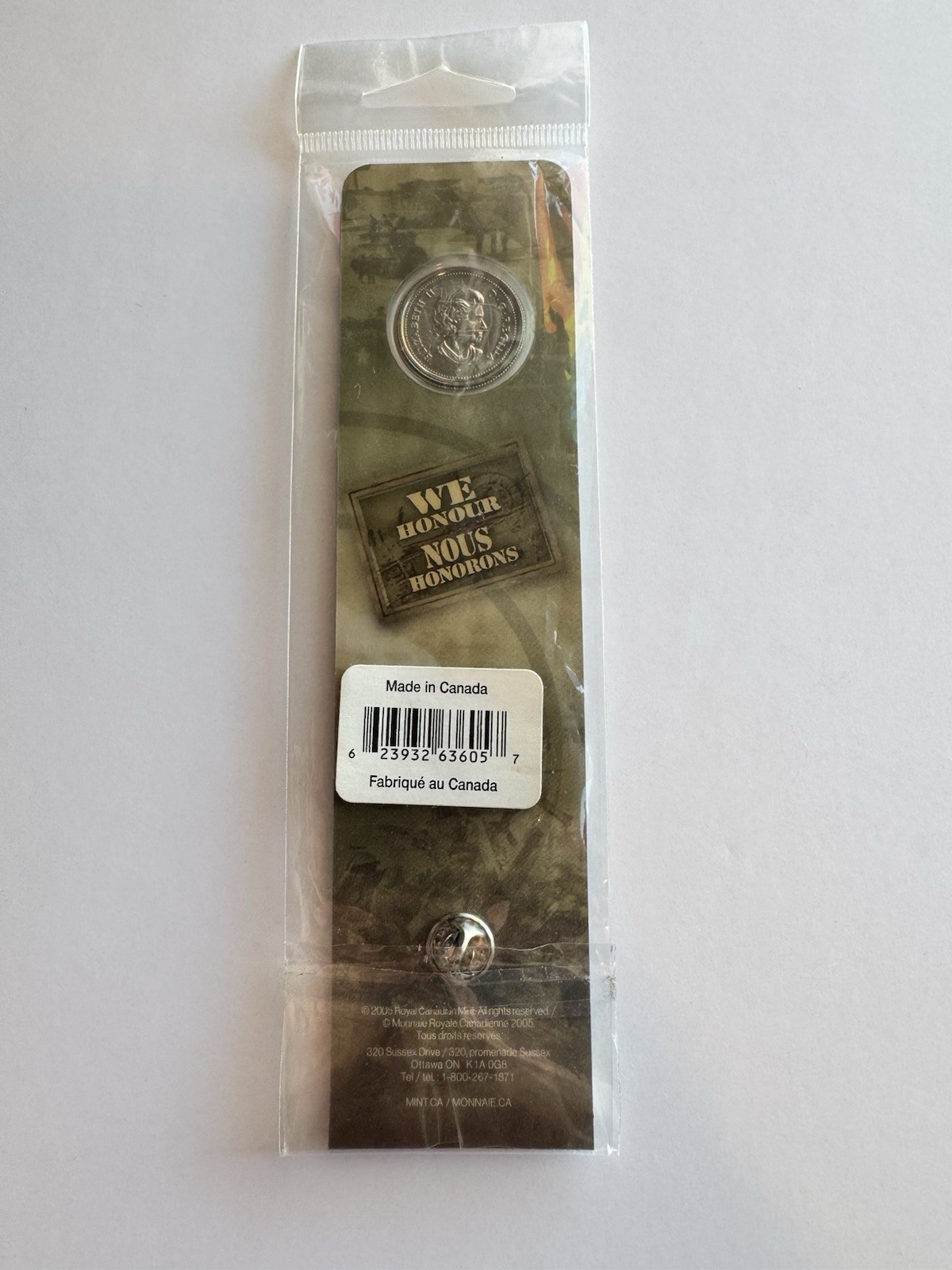 2005 RCM We Remember 25-Cent Poppy Coin, Pin & Bookmark - photo 2