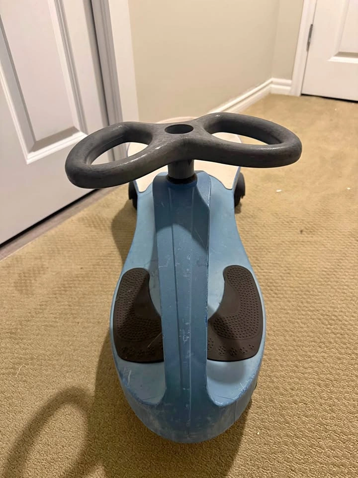Wiggle car ride-on toy