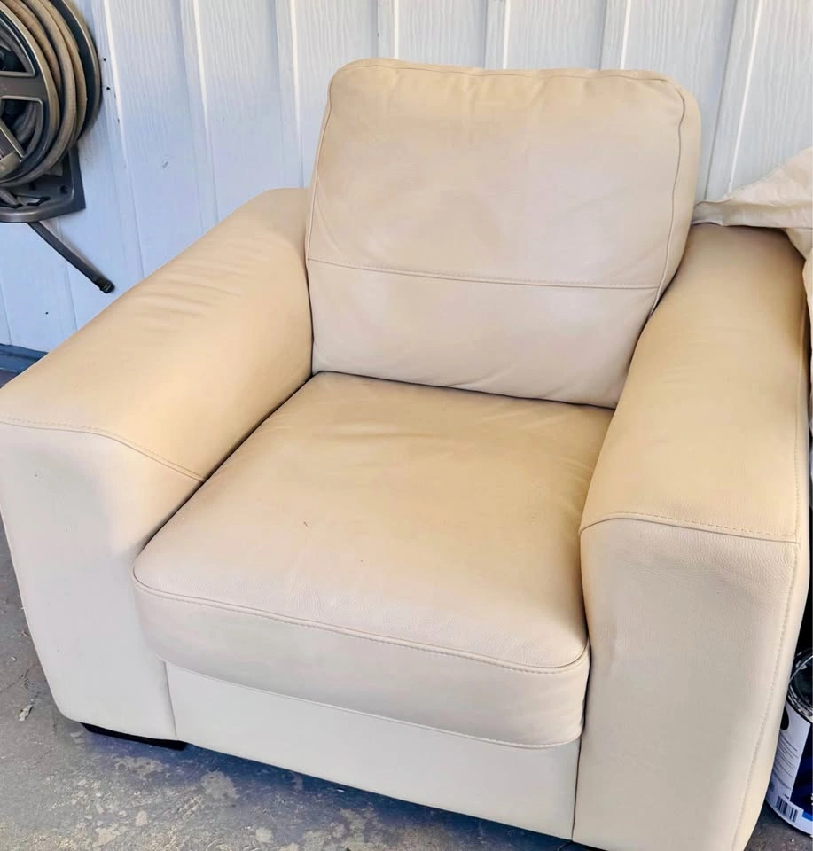 Comfortable White Leather Armchair from Moe’s Furniture