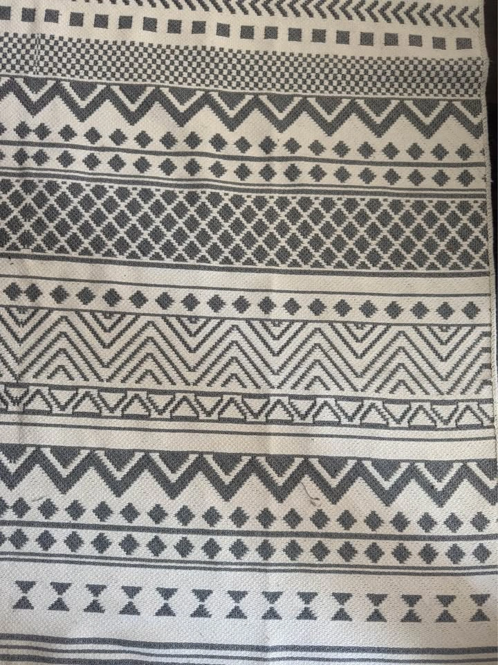 Large grey and white carpet/rug - photo 2