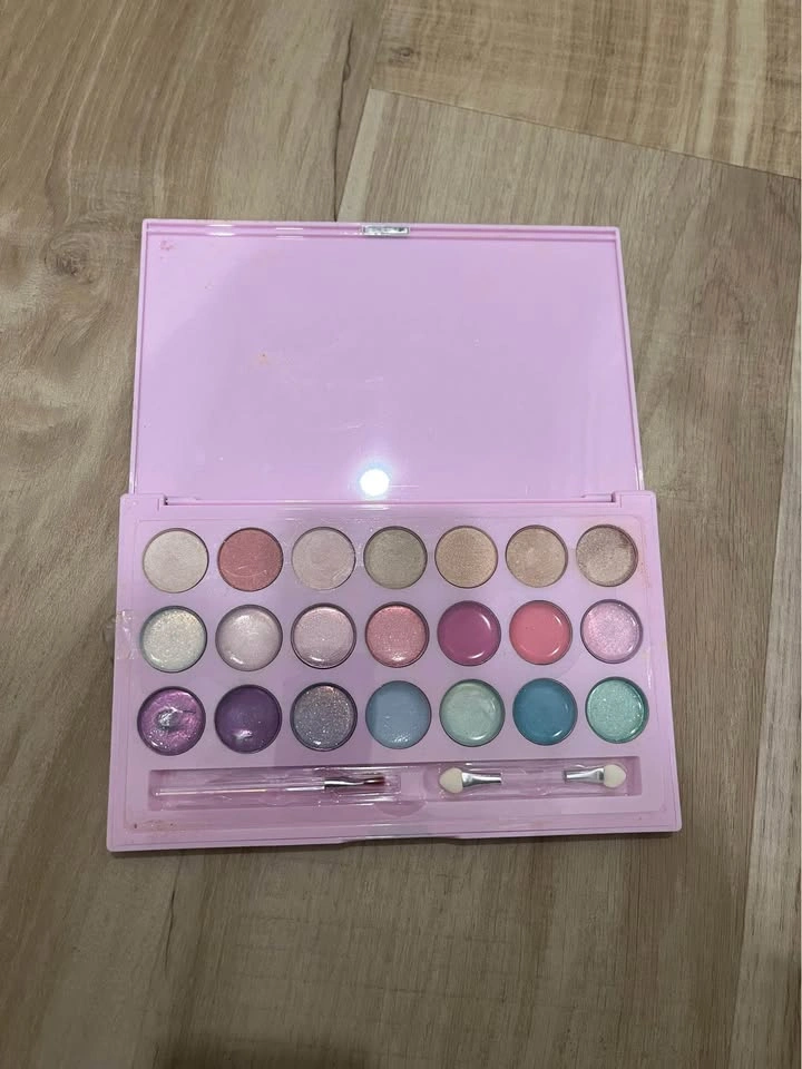 Claire’s Children’s Makeup Pallet - photo 2