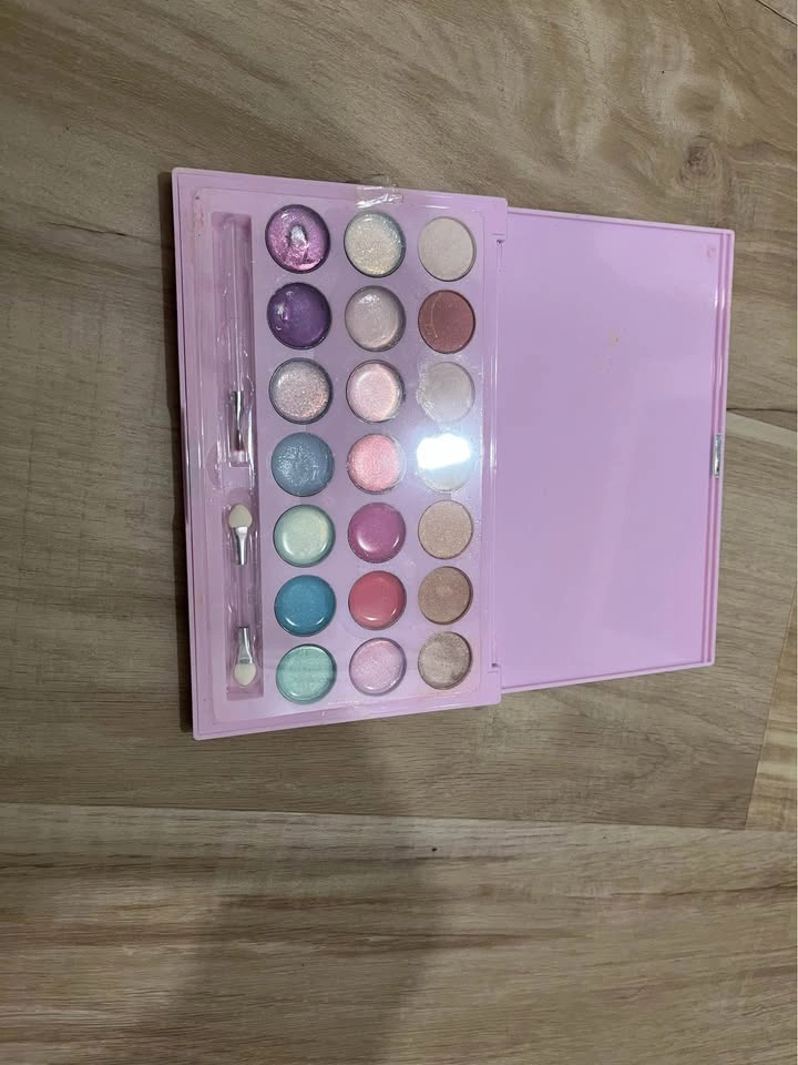 Claire’s Children’s Makeup Pallet - photo 3