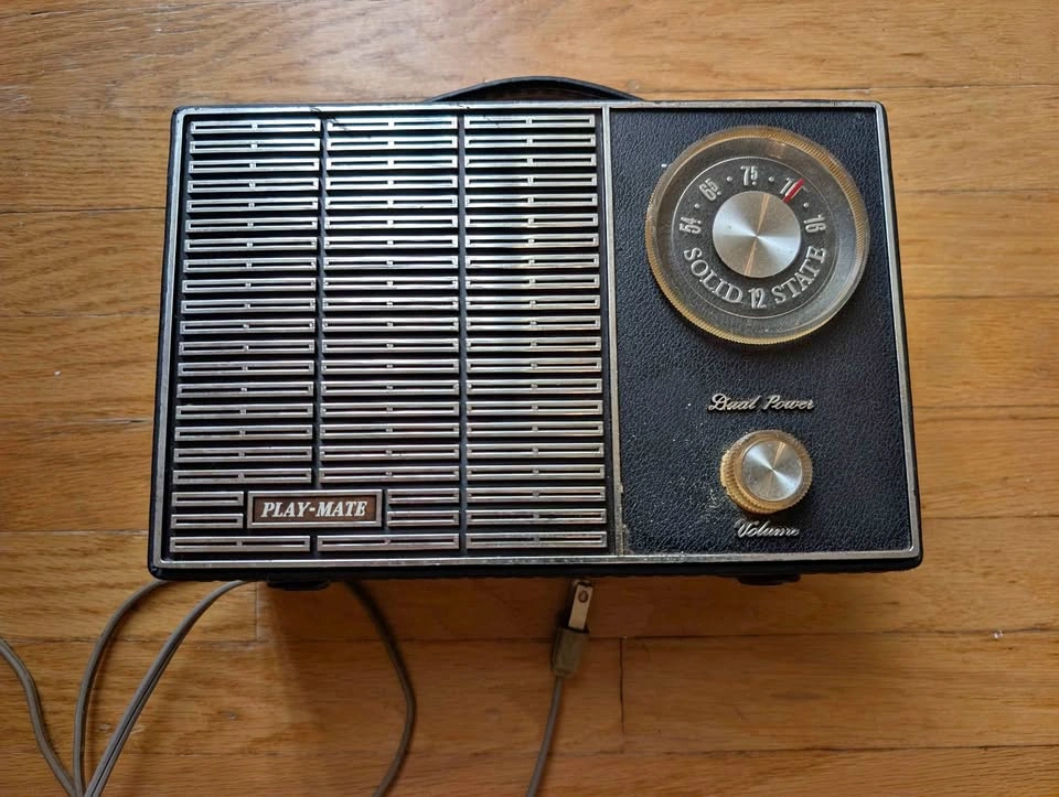 Vintage Play-Mate Dual Power AM Radio