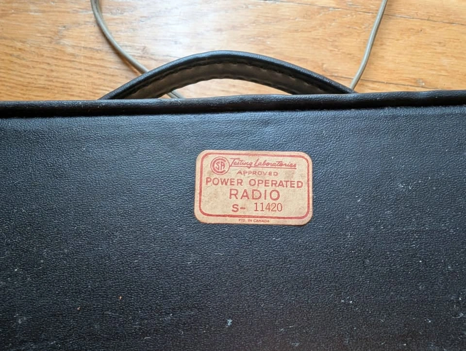 Vintage Play-Mate Dual Power AM Radio - photo 2