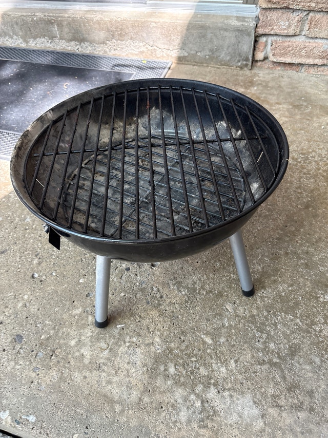 Backyard BBQ 14-Inch Portable Charcoal Kettle Grill - photo 2