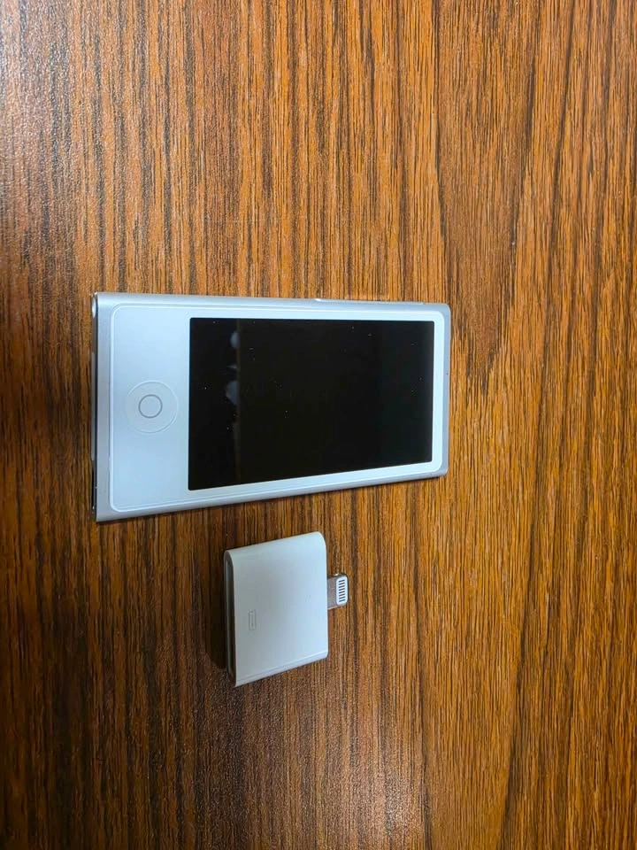 iPod Nano 7th Gen with Adapter - photo 3