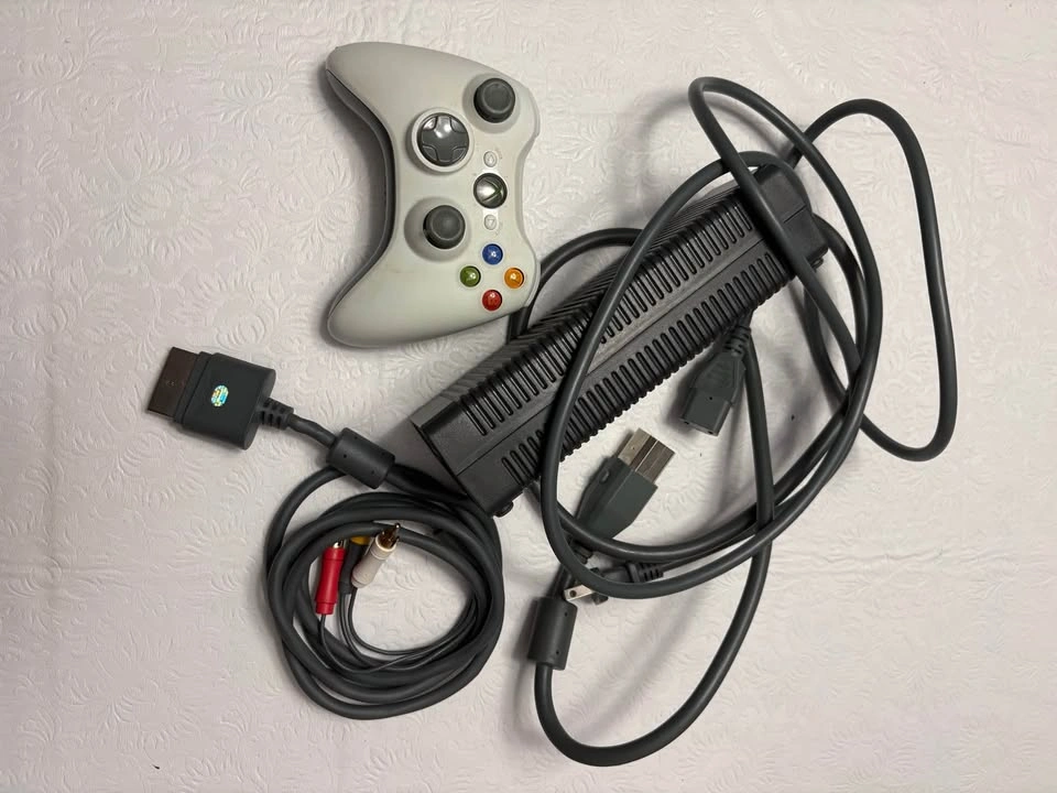 Microsoft Xbox 360 Console with Controller and Cables - photo 2