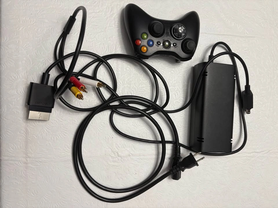 Microsoft Xbox 360 S Console - photo 2