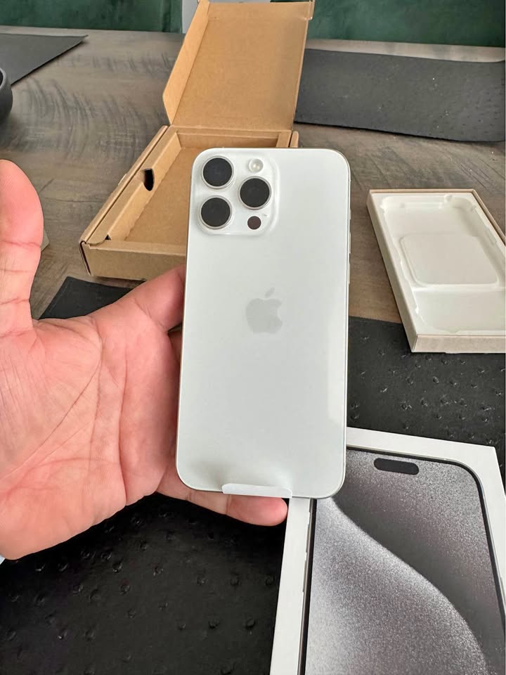 (Brand New) iPhone 15 Pro Max 256gb White Titanium