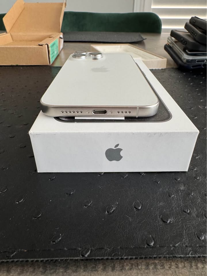 (Brand New) iPhone 15 Pro Max 256gb White Titanium - photo 4