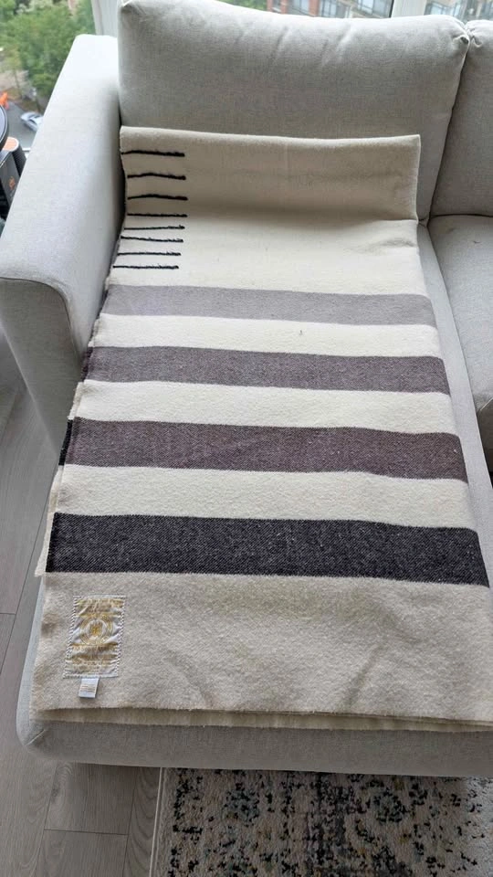8-Point Hudson Bay Blanket in Black/Grey - King size