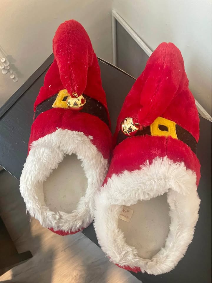 Santa Slippers with Bells 🧑‍🎄🔔🎄 – Men’s 7–8 / Women’s 8–10