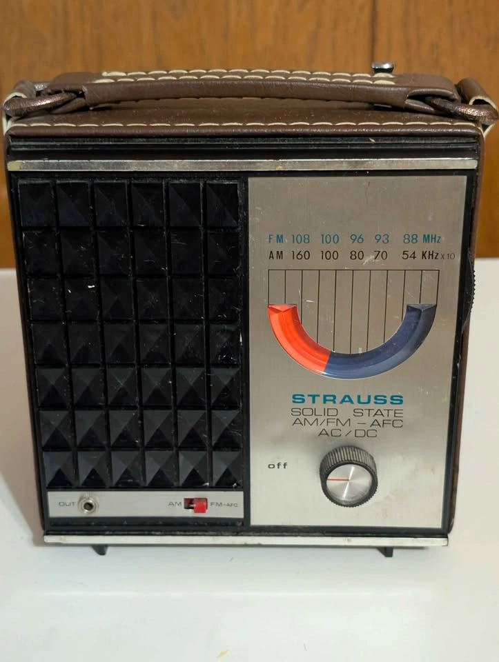 Vintage Strauss Solid State AM/FM Radio - photo 2