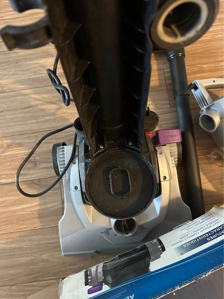 Bissell AeroSwift Turbo Bagless Vacuum – Excellent Condition - photo 4