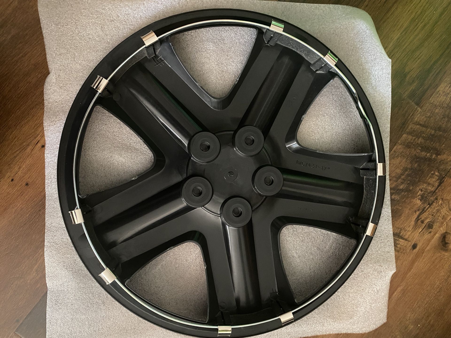Ford Maverick Hub Caps Wheels like New black - photo 4