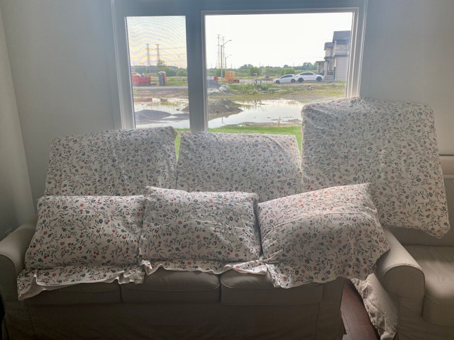 Good Condition Pillows Matching Set of 6 Pieces