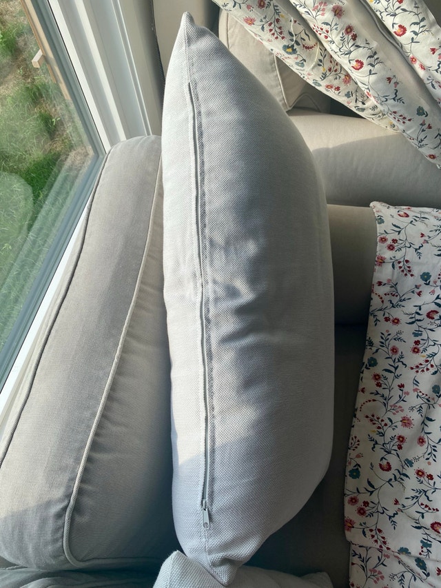 Good Condition Pillows Matching Set of 6 Pieces - photo 5