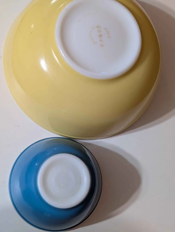 Vintage Pyrex Mixing Bowls - photo 2