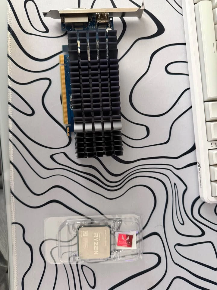 Ryzen 3 2200g with wraith cooler and GT 1030 - photo 2