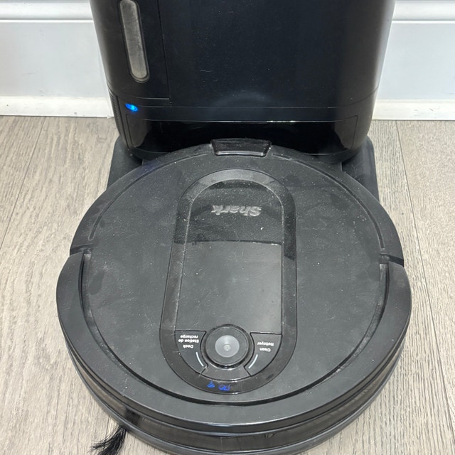 Shark Robot Vacuum Cleaner with brand new accessories