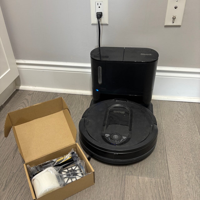 Shark Robot Vacuum Cleaner with brand new accessories - photo 2
