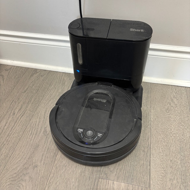 Shark Robot Vacuum Cleaner with brand new accessories - photo 3