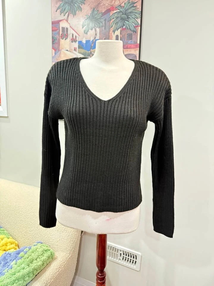 black knit long sleeve shirt