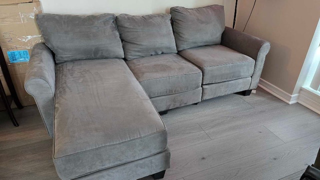 Grey Sectional Sofa with Reversible Chaise – Excellent Condition - photo 2