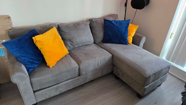 Grey Sectional Sofa with Reversible Chaise – Excellent Condition - photo 3