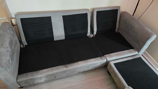 Grey Sectional Sofa with Reversible Chaise – Excellent Condition - photo 4