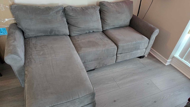 Grey Sectional Sofa with Reversible Chaise – Excellent Condition - photo 5