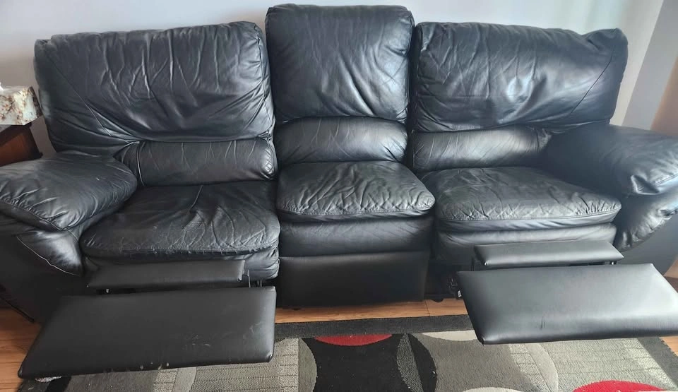 7'6 L x 3' H Black Leather Sofa with Two Manual Recliners - photo 2