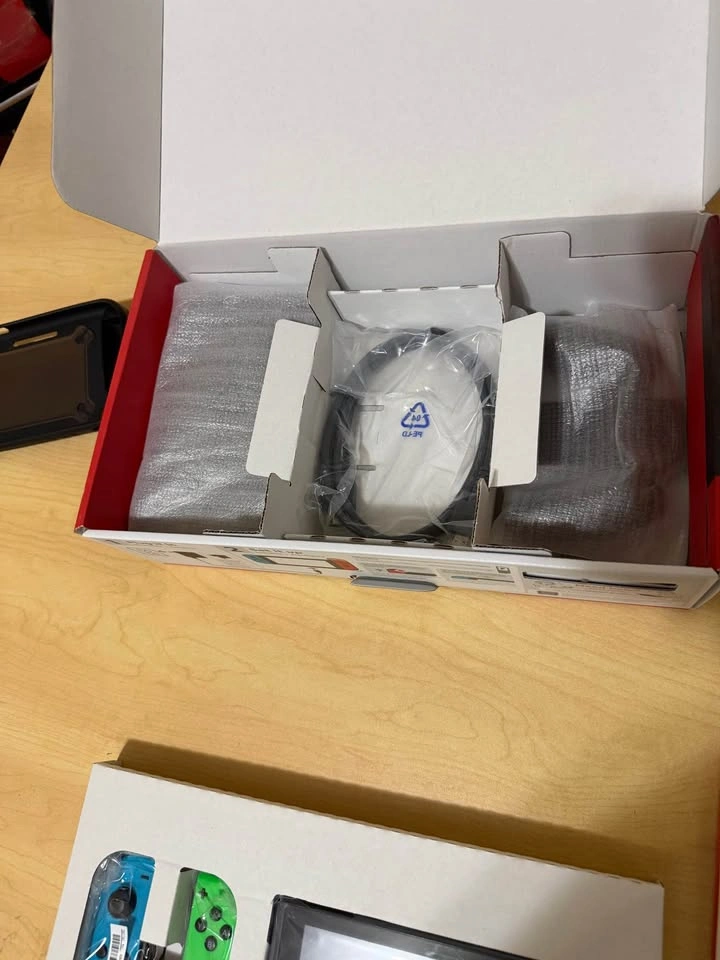 Nintendo Switch V2 with Box + Super Mario 3D All Stars - photo 3