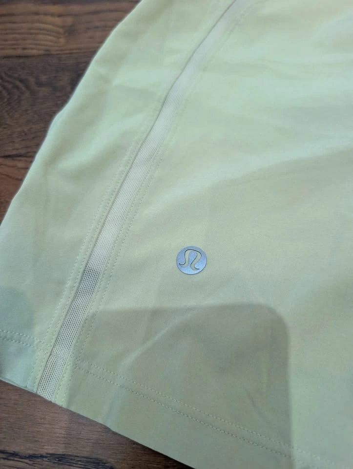 Lululemon shorts with white liner, mens small - photo 4
