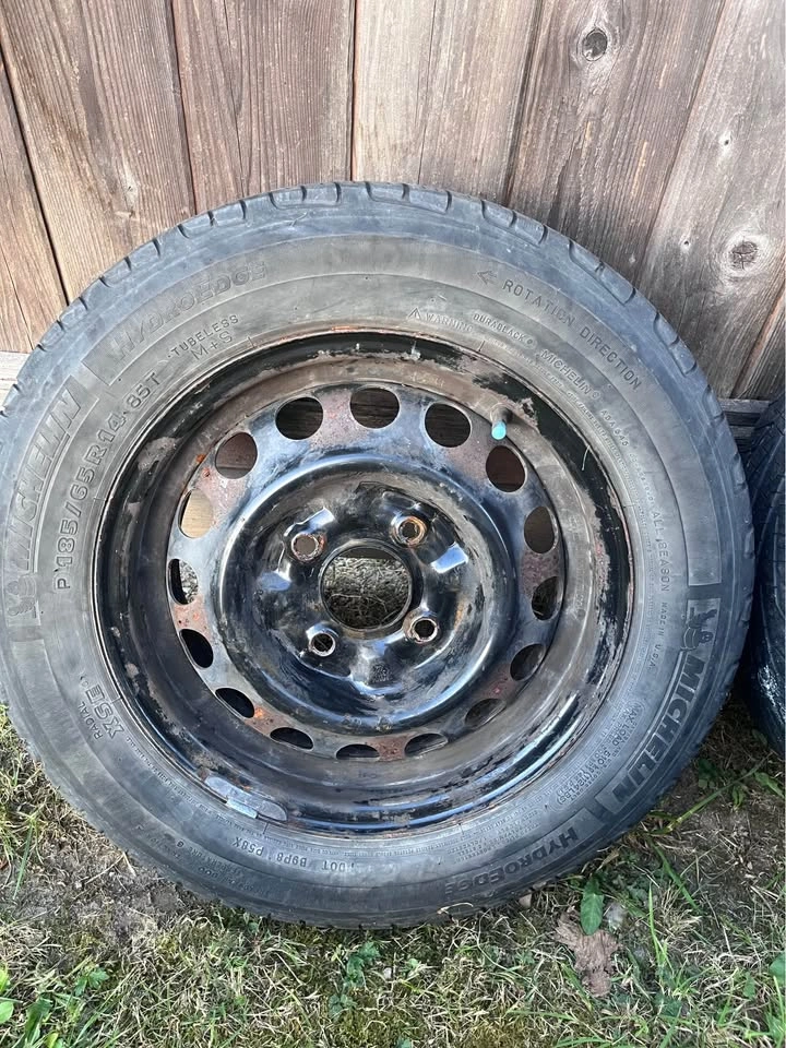 Michelin HydroEdge Tires + Spare on 4-Lug Steel Rims 185/65R14 - photo 2